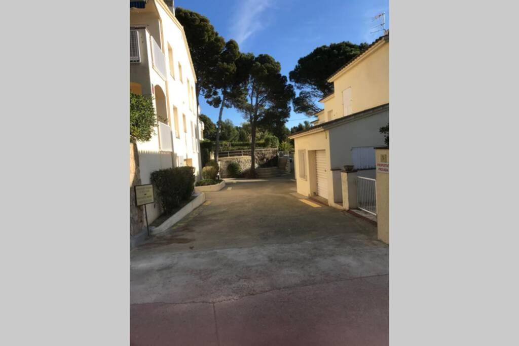 Luxury 4 Bed Apartment On Coastal Footpath At Cap Ras Llança Екстериор снимка