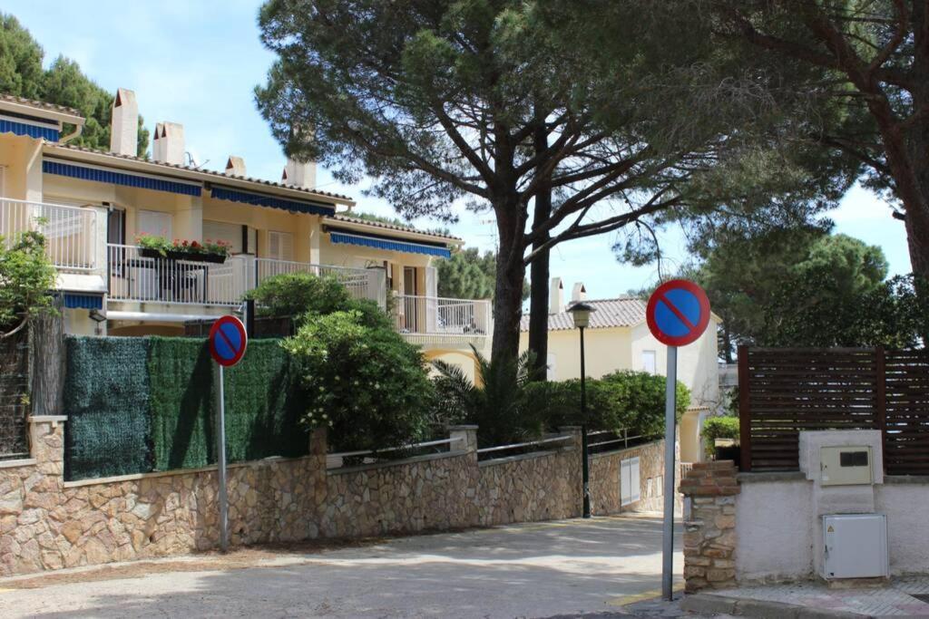 Luxury 4 Bed Apartment On Coastal Footpath At Cap Ras Llança Екстериор снимка