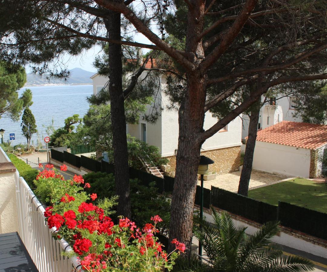 Luxury 4 Bed Apartment On Coastal Footpath At Cap Ras Llança Екстериор снимка
