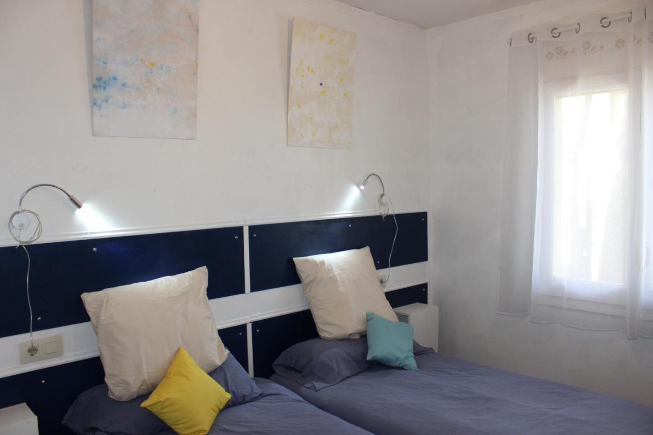 Luxury 4 Bed Apartment On Coastal Footpath At Cap Ras Llança Екстериор снимка
